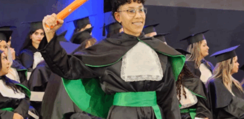 Cristina em sua formatura na Faculdade de Enfermagem: exceção para quem vive infância e adolescência em abrigos (Foto: Arquivo Pessoal)