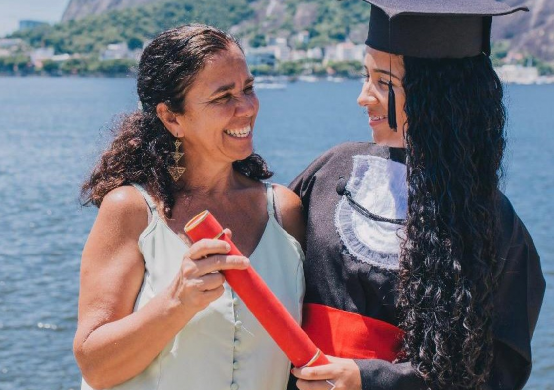 A diarista Inamar Ferreira com a filha Thayssa, que está na segunda graduação: taxa de ocupação de mulheres triplica com ensino superior (Foto: Arquivo Pessoal)