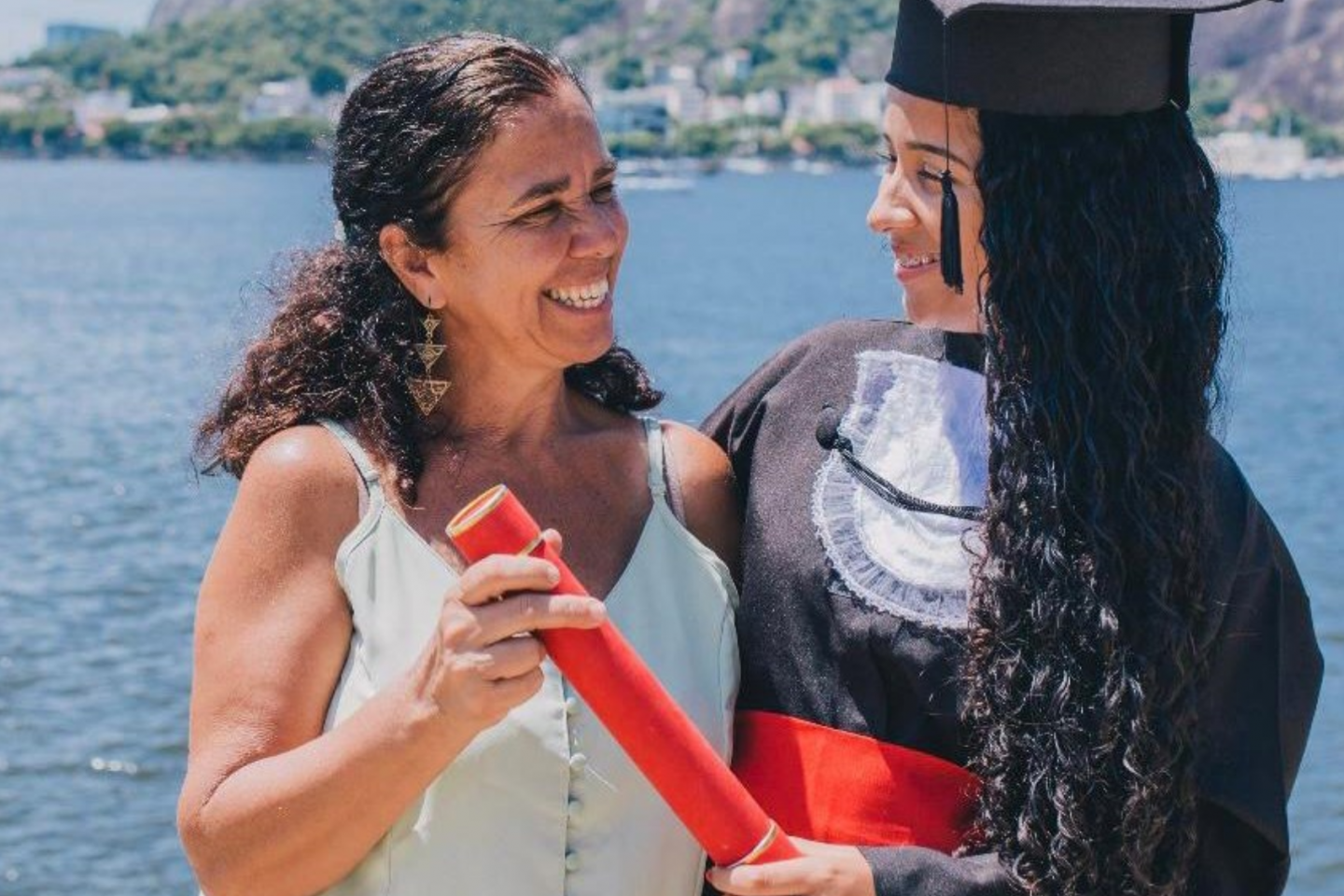 A diarista Inamar Ferreira com a filha Thayssa, que está na segunda graduação: taxa de ocupação de mulheres triplica com ensino superior (Foto: Arquivo Pessoal)