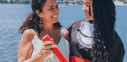 A diarista Inamar Ferreira com a filha Thayssa, que está na segunda graduação: taxa de ocupação de mulheres triplica com ensino superior (Foto: Arquivo Pessoal)