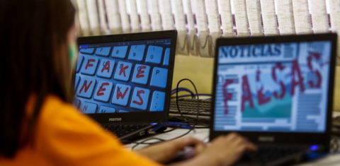 Aula sobre notícias falsas em colégio paulista: divergências sobre órgão regulador são principal entrave à votação de PL das Fake News (Foto: Miguel Schincariol / AFP - 25/09/2018)