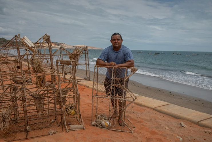 O pescador Tobias, com manzuás, armadilhas para captura de lagosta no Ceará: escassez do crustáceo está levando pescadores a mergulhar para pescar (Foto: Oceana / Divulgação)