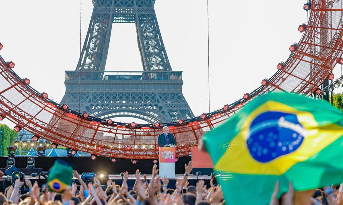 O presidente Lula discursa no evento “Power Our Planet”, em frente à Torre Eiffel: ênfase na desigualdade e na crítica aos países ricos na passagem por Paris (Foto: Ricardo Stuckert/PR