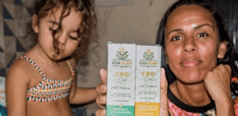 Rafaela com a filha, Maria Antonella, e óleo de cannabis: uso terapêutico de maconha no tratamento do autismo (Foto: Selma Souza / Voz das Comunidades)