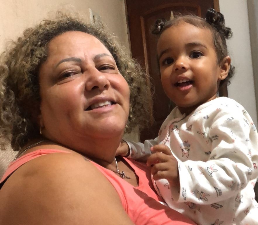 Gisela Lopes, 63 anos, moradora da Cidade de Deus, com a neta no colo: vida retomada após uso terapêutica da maconha (Foto: Arquivo Pessoal)