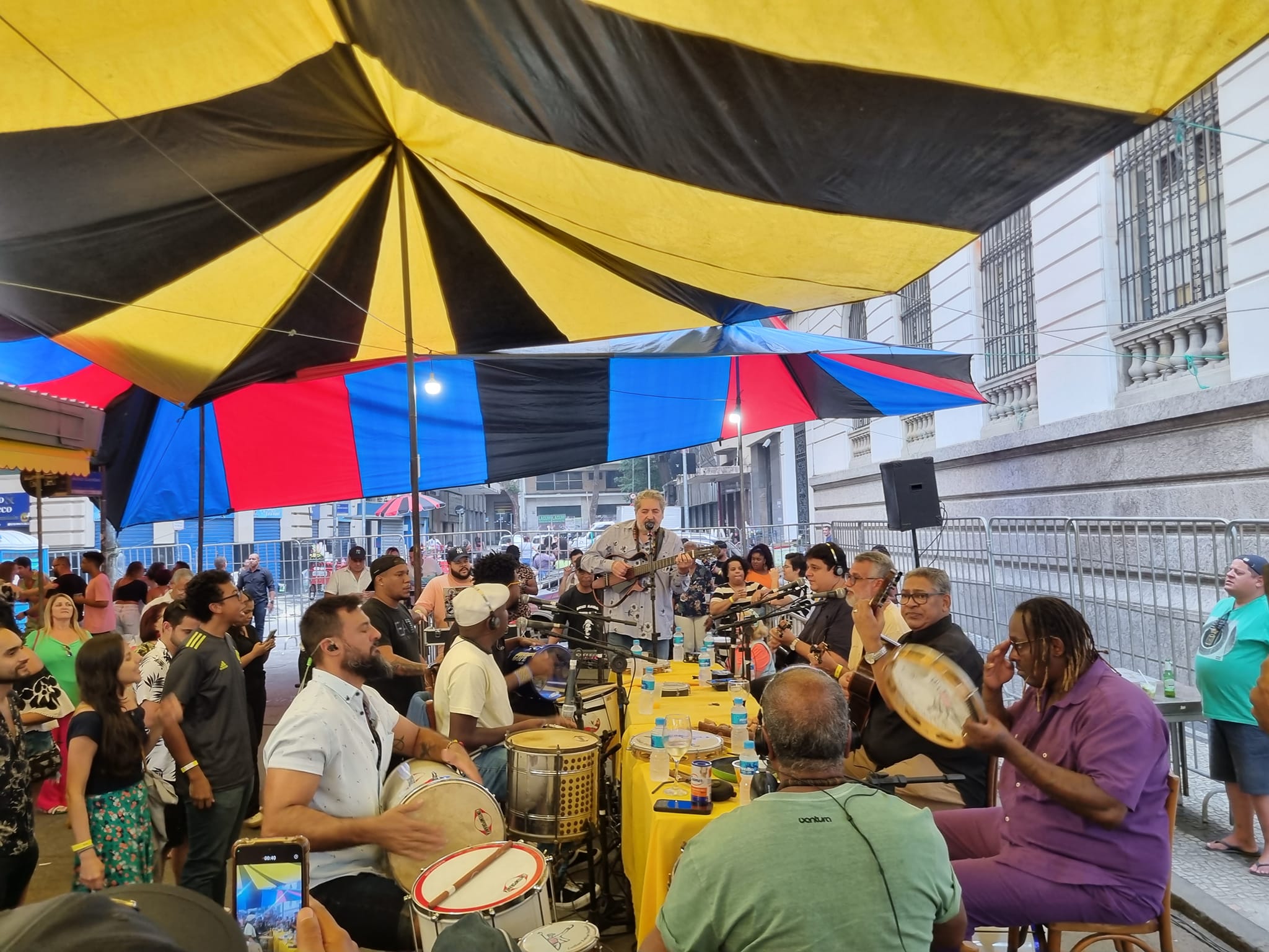 Moacyr Luz e o Samba do Trabalhador na Cinelândia: sábado de eventos no Centro do Rio (Foto: Oscar Valporto)