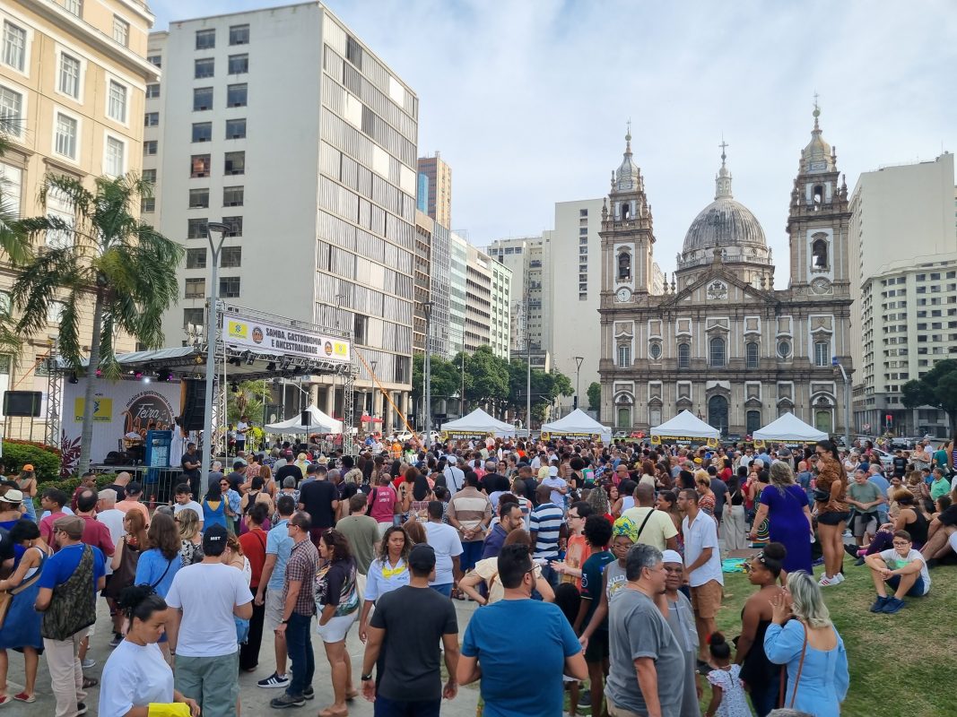 Feira das Yabás, com samba e gastronomia, em frente à Igreja da Candelária: Centro do Rio precisa de mais eventos e mais vida (Foto: Oscar Valporto)