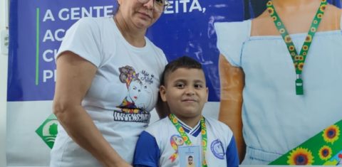 João Miguel, de 6 anos, com a mãe, Dorivete, e o cordão de girassóis numa escola do Amapá: símbolo para identificação de deficiências ocultas (Foto: Kelly Pantoja / Governo do Amapá)