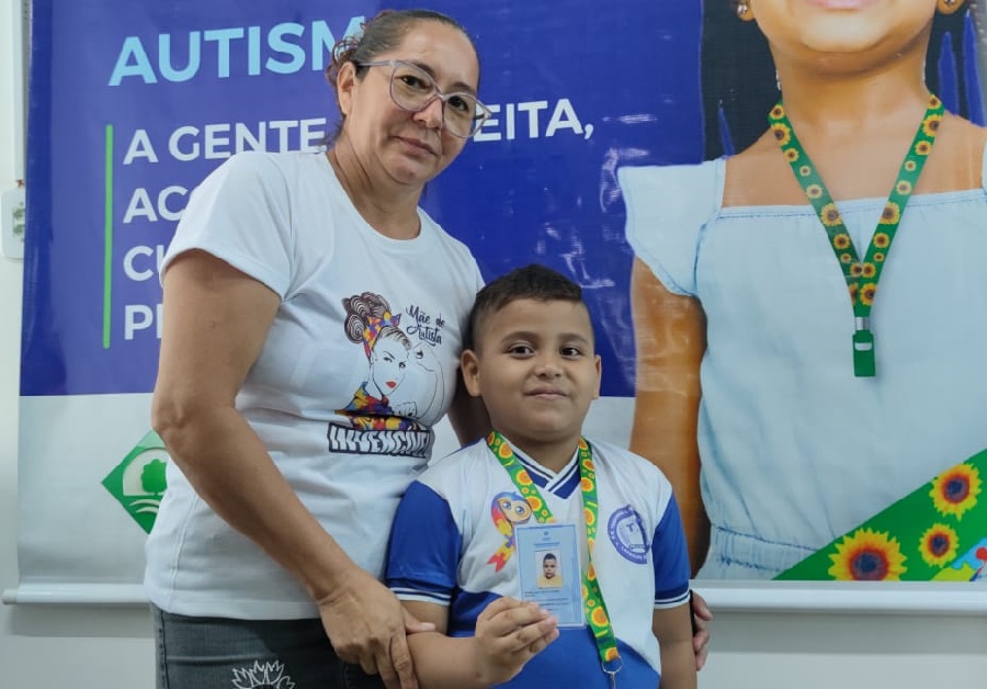 João Miguel, de 6 anos, com a mãe, Dorivete, e o cordão de girassóis numa escola do Amapá: símbolo para identificação de deficiências ocultas (Foto: Kelly Pantoja / Governo do Amapá)