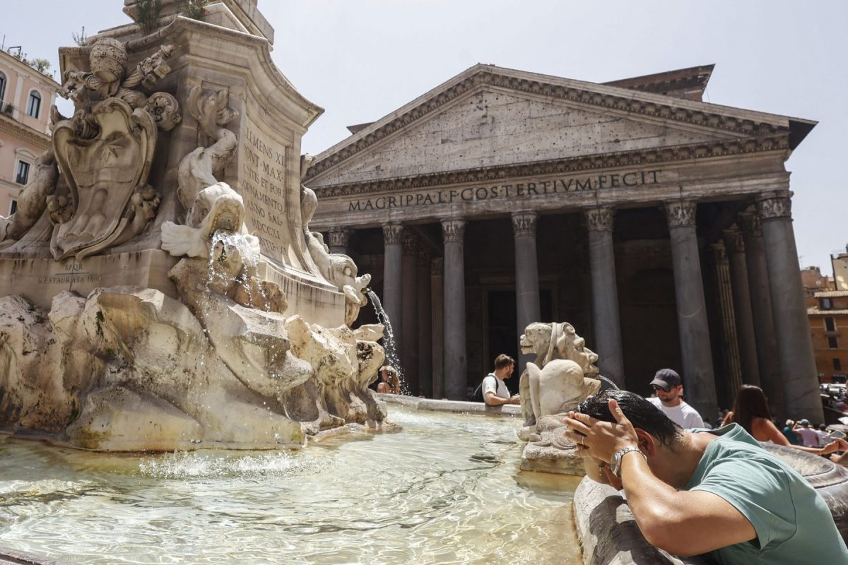 Turistas se refrescam em fonte em frente ao Panteão: temperatura no centro de Roma alcançou recorde de 42.5ºC durante recente onda de calor (Foto: Riccardo De Luca / Agência Anadolu /AFP - 17/07/2023)