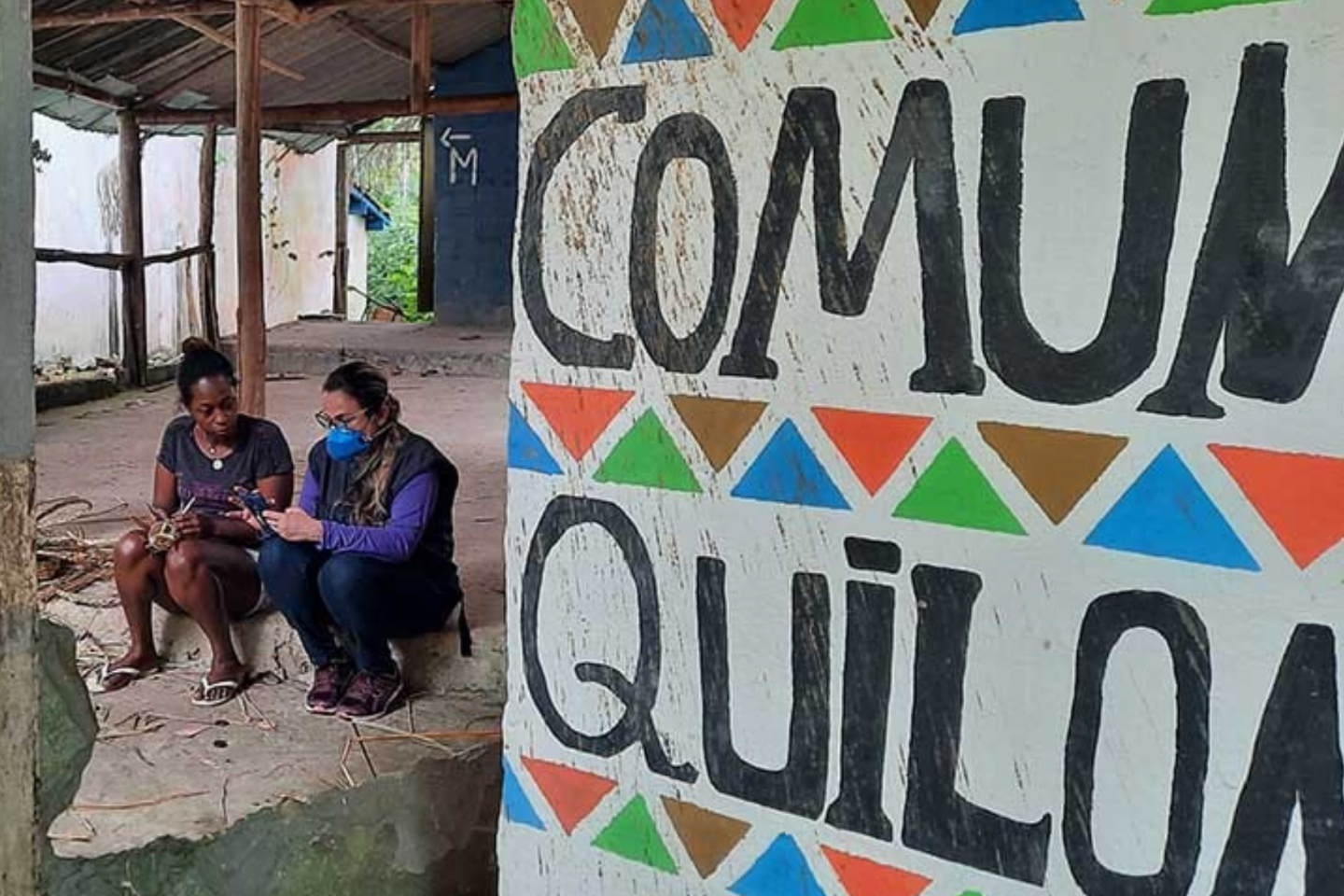 Recenseador do IBGE entrevista moradora de comunidade quilombola no estado do Rio: população quilombola do Brasil passa de 1,3 milhão de pessoas (Foto: Márcio Costa/Agência IBGE Notícias)