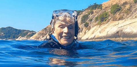 A oceanógrafa Sylvia Earle em mergulho nas Ilhas Cagarras: 'proteger o oceano é proteger a vida' (Foto: Projeto Ilhas do Rio / divulgação)