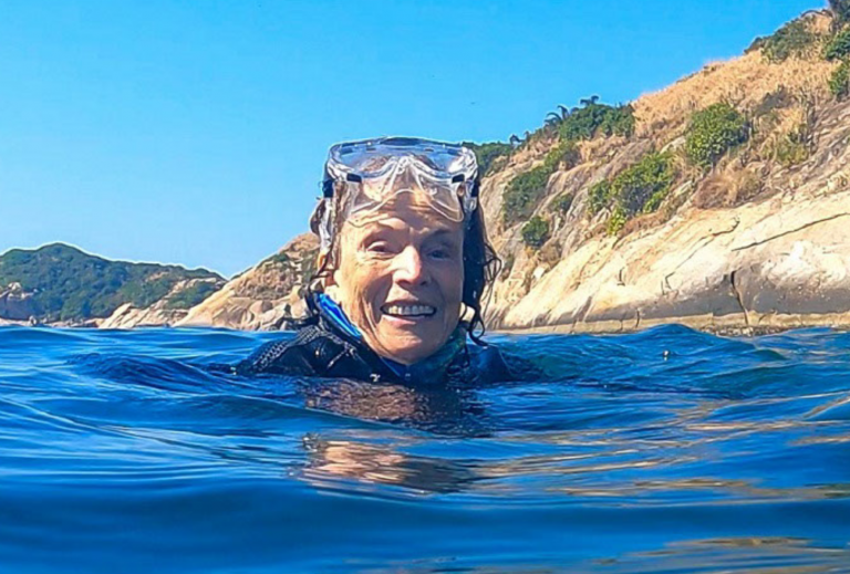 A oceanógrafa Sylvia Earle em mergulho nas Ilhas Cagarras: 'proteger o oceano é proteger a vida' (Foto: Projeto Ilhas do Rio / divulgação)