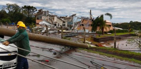 Destruição causada por ciclone em Porto Alegre: estudo mostra que Brasil teve 23.452 desastres climatológicos em 8 anos (Foto: EPTC / Prefeitura de Porto Alegre - 17/06/2023)