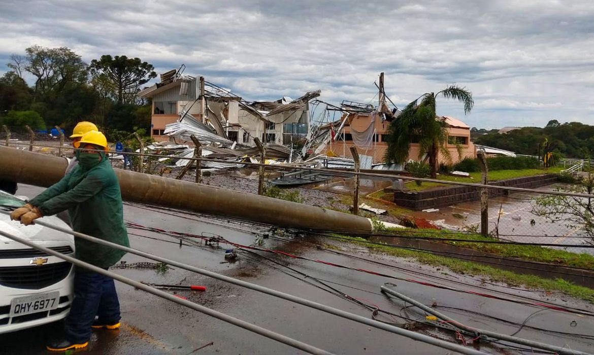 Destruição causada por ciclone em Porto Alegre: estudo mostra que Brasil teve 23.452 desastres climatológicos em 8 anos (Foto: EPTC / Prefeitura de Porto Alegre - 17/06/2023)