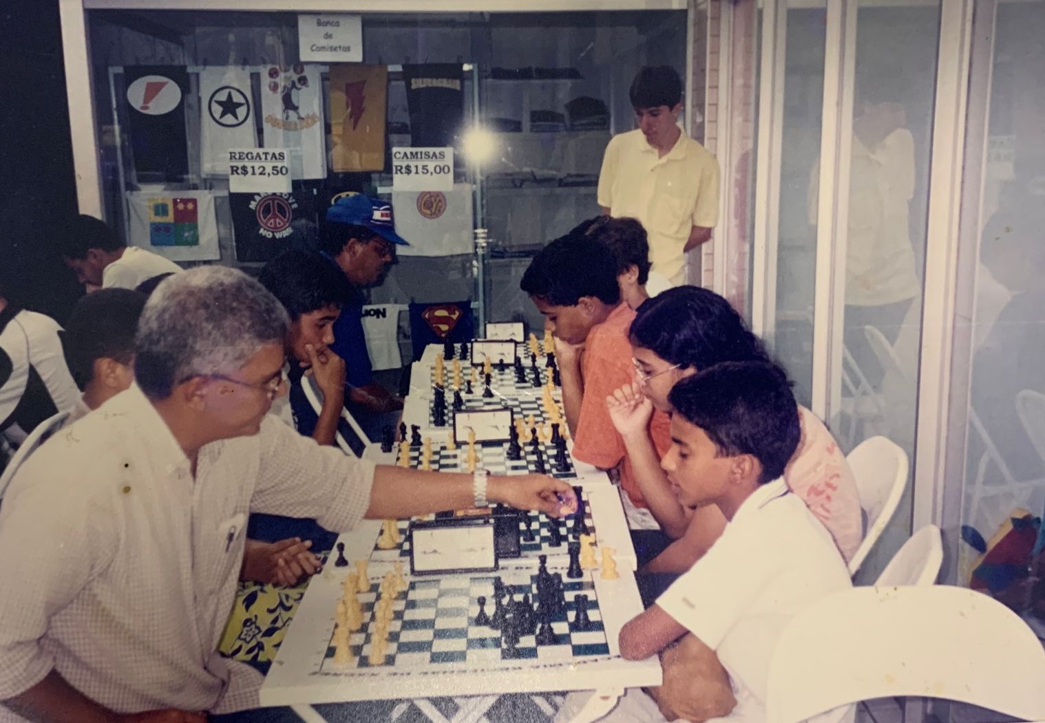 O pequeno Yago no tabuleiro com o pai que o ensinou a jogar: estudo e competições regionais para evoluir no xadrez (Foto: Arquivo Pessoal)