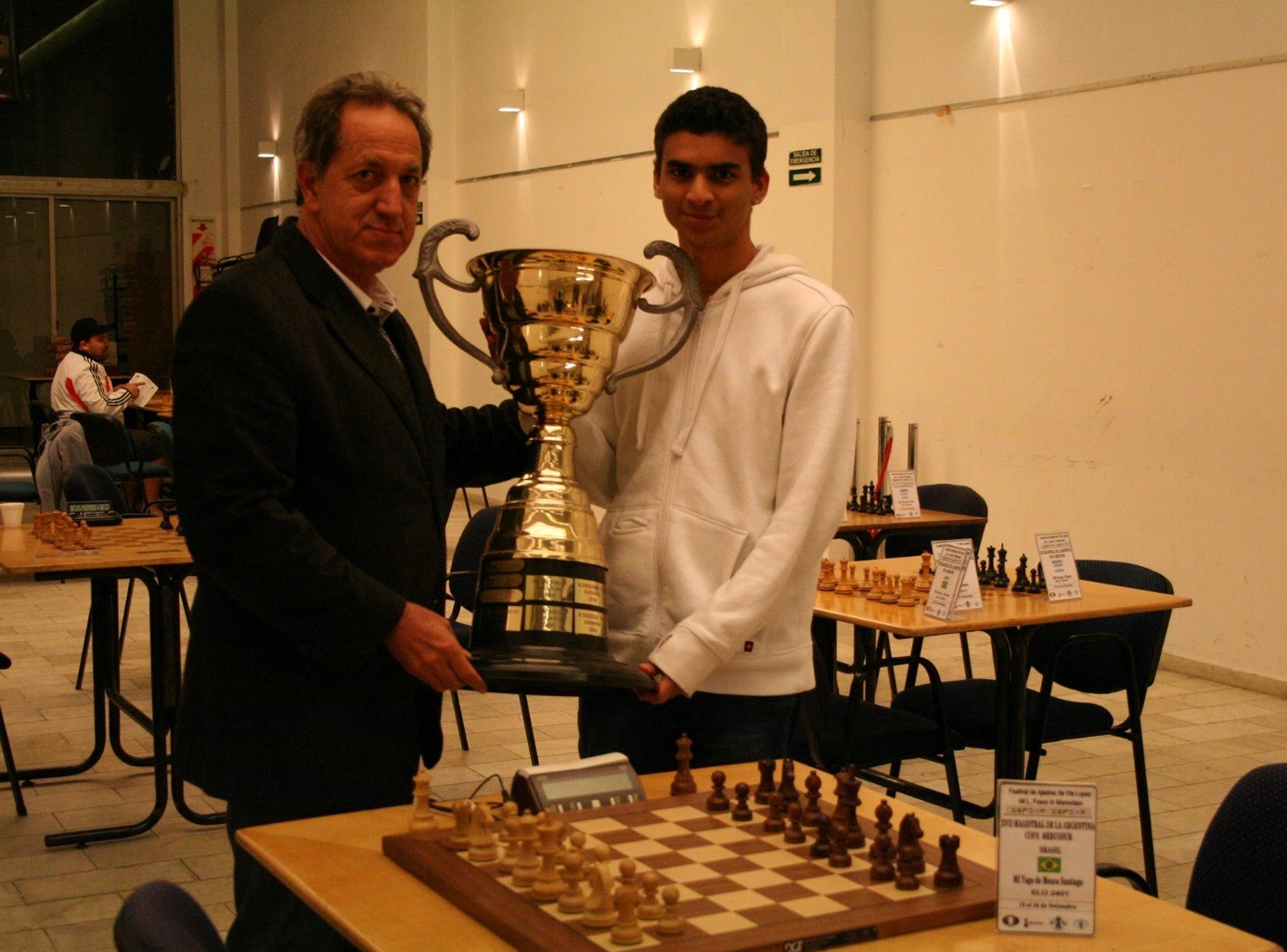 Yago com o troféu de campeão da Copa Mercosur, na Argentina, em 2014: finalista no Brasileiro com 15 anos, Grande Mestre com 25)