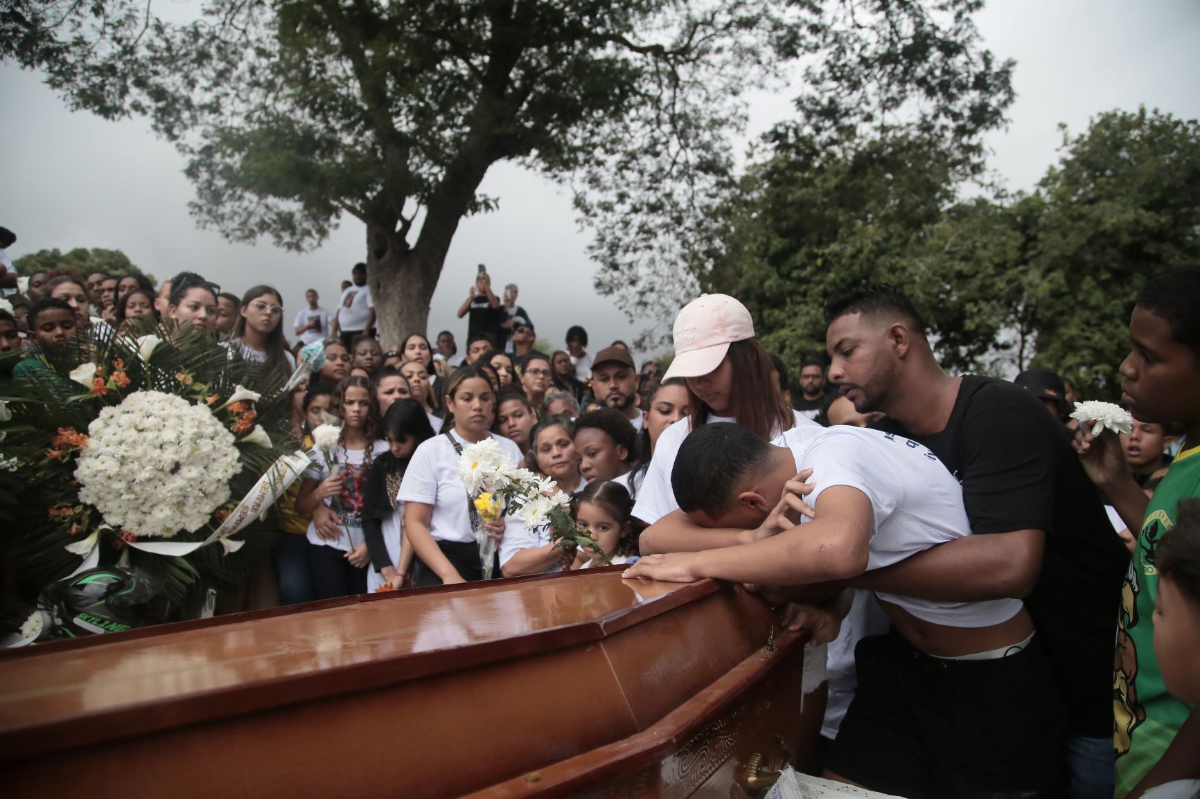 Comoção no enterro de Thiago Flausino, 13 anos, morto a tiros pela PM do Rio: projeto de chacina das infâncias negras (Foto: @rafaelhbrit / Rio de Paz)