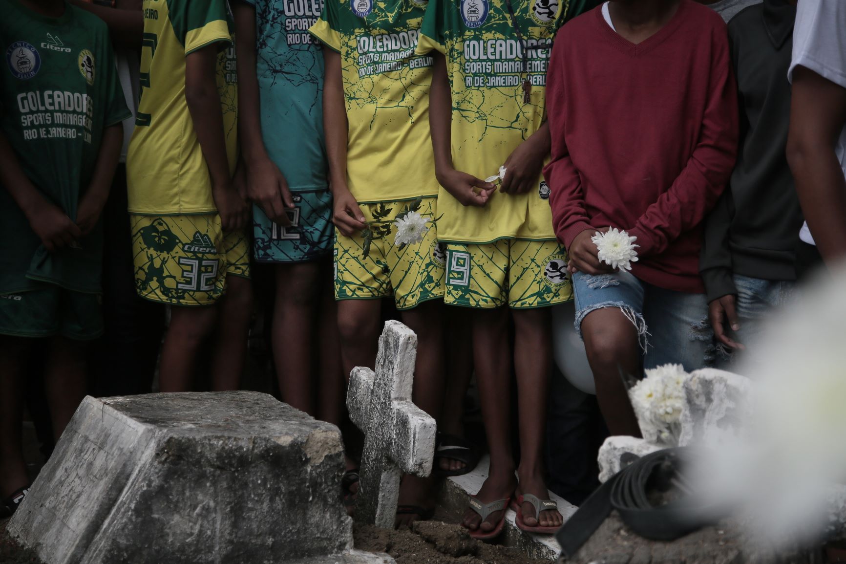Colegas de Thiago, morto por policiais, no enterro do jovem de 13 anos: 100 crianças e adolescentes mortos por arma de fogo desde 2007 no Rio (Foto: @rafaelhbrit / Rio de Paz)