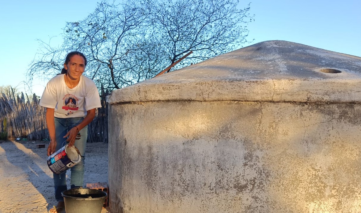 A agricultora Ana Lúcia Santos tira água de sua cisterna instalada há quase 20 anos na comunidade Lagoa do Meio no Semiárido baiano: mudança de vida com programa (Foto: Arquivo Pessoal)