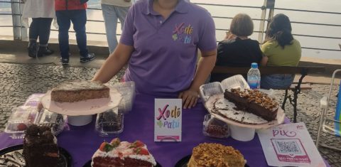 Rafaela com os produtos da Xodó-Patu em feira no Morro da Urca: doces veganos para vizinhança na Mangueira (Foto: Arquivo Pessoal)