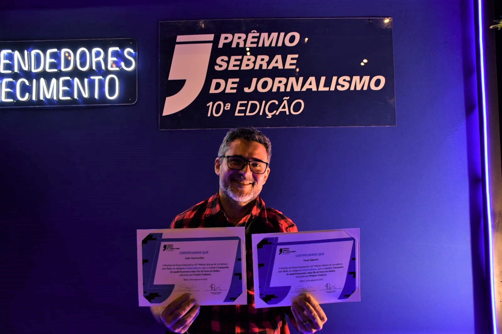 O fotojornalista João Paulo Guimarães com seu diploma no Prêmio Sebrae: sensibilidade para retratar beneficiados por ações de ONG (Foto: Divulgação)