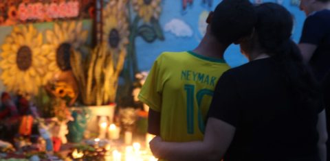 Mãe ampara filho na vigília na frente da creche onde crianças foram assassinadas: violência muda rotina das escolas de todo o país (Foto: Anderson Coelho / AFP - 06/04/2023)