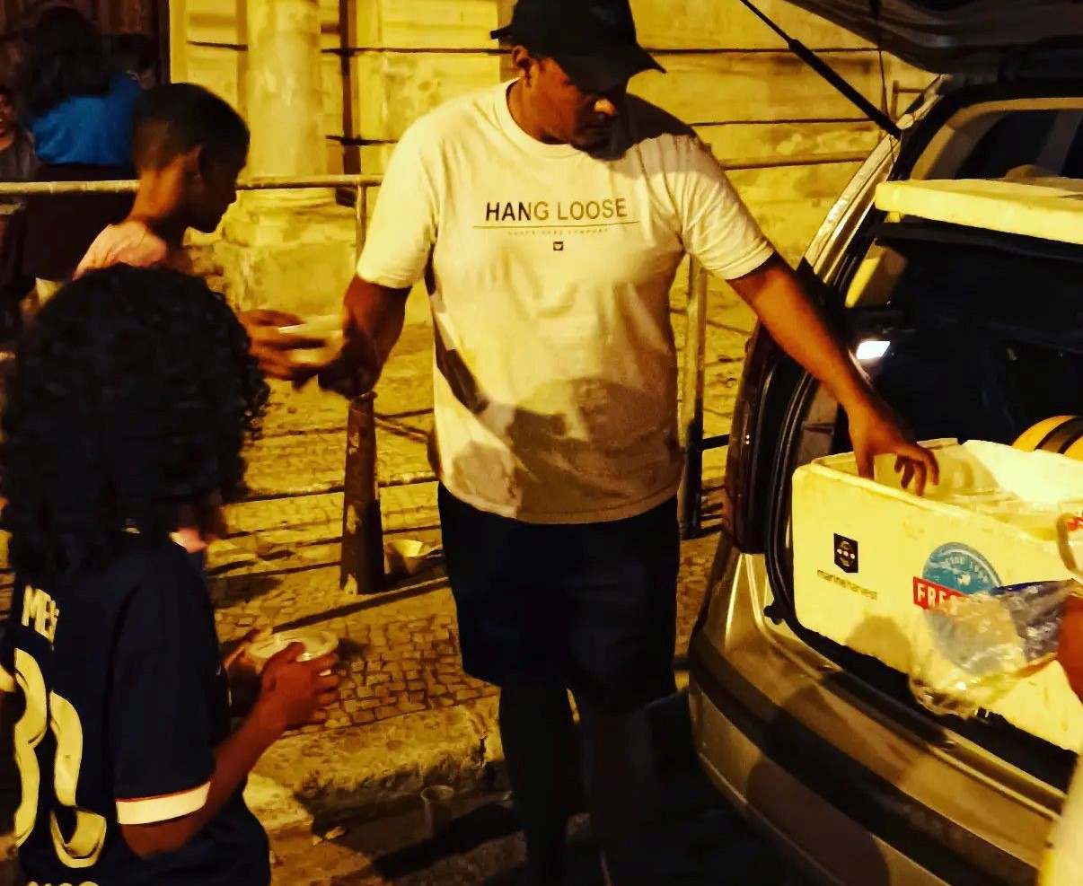 Crianças recebem marmitas em Niterói (RJ): fome quase dobrou em lares com famílias com filhos até 10 anos de idade (Foto: ONG União Solidária / Facebook)