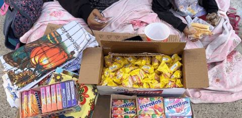 Eduarda e sua filha de 7 anos vendendo doces no Rio: trabalho infantil é realidade amarga de quase dois milhões de crianças e adolescentes no Brasil (Foto: João Pedro Boaretto)