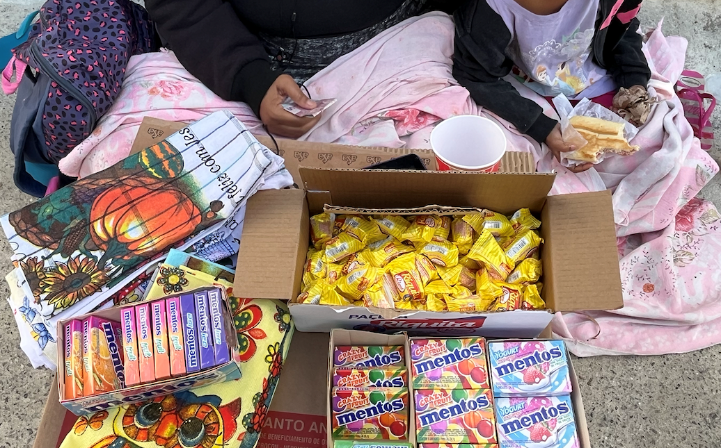 Eduarda e sua filha de 7 anos vendendo doces no Rio: trabalho infantil é realidade amarga de quase dois milhões de crianças e adolescentes no Brasil (Foto: João Pedro Boaretto)