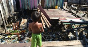 Infância sem direitos: falta de saneamento afeta vida doméstica e escolar