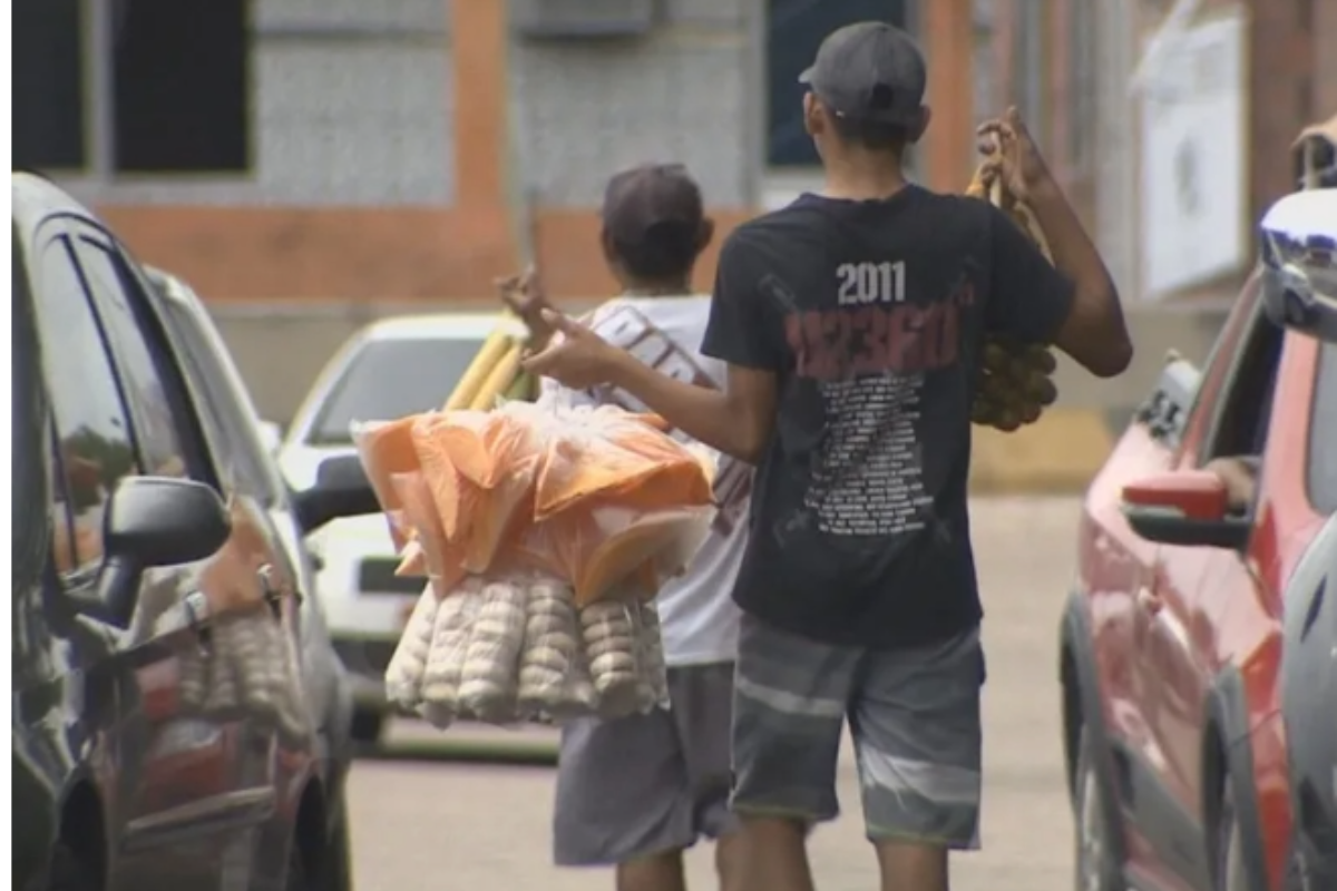 Crianças vendendo balas e biscoitos nos sinais, realidade brasileira: na Lista das Piores Formas de Trabalho Infantil da OIT (Foto: Reprodução / Rede Amazônia)