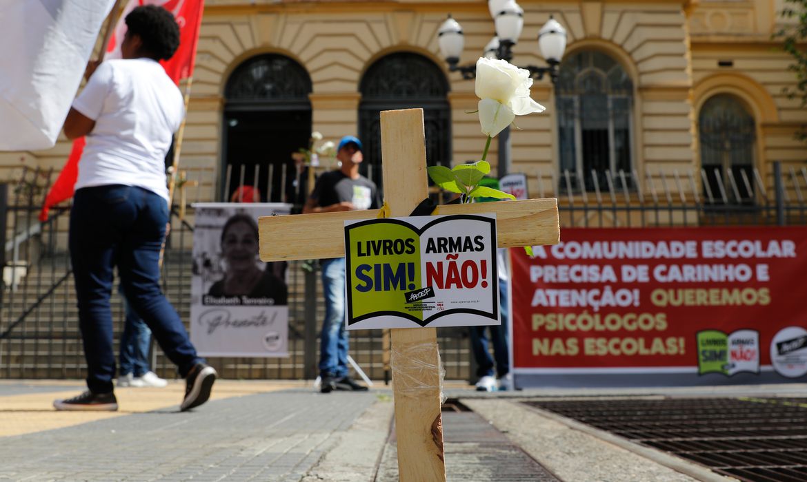 Protesto em São Paulo após assassinato de professora dentro de escola: ameaças de novos ataques pela internet (Foto: Fernando Frazão / Agência Brasil - 29/03/2023)