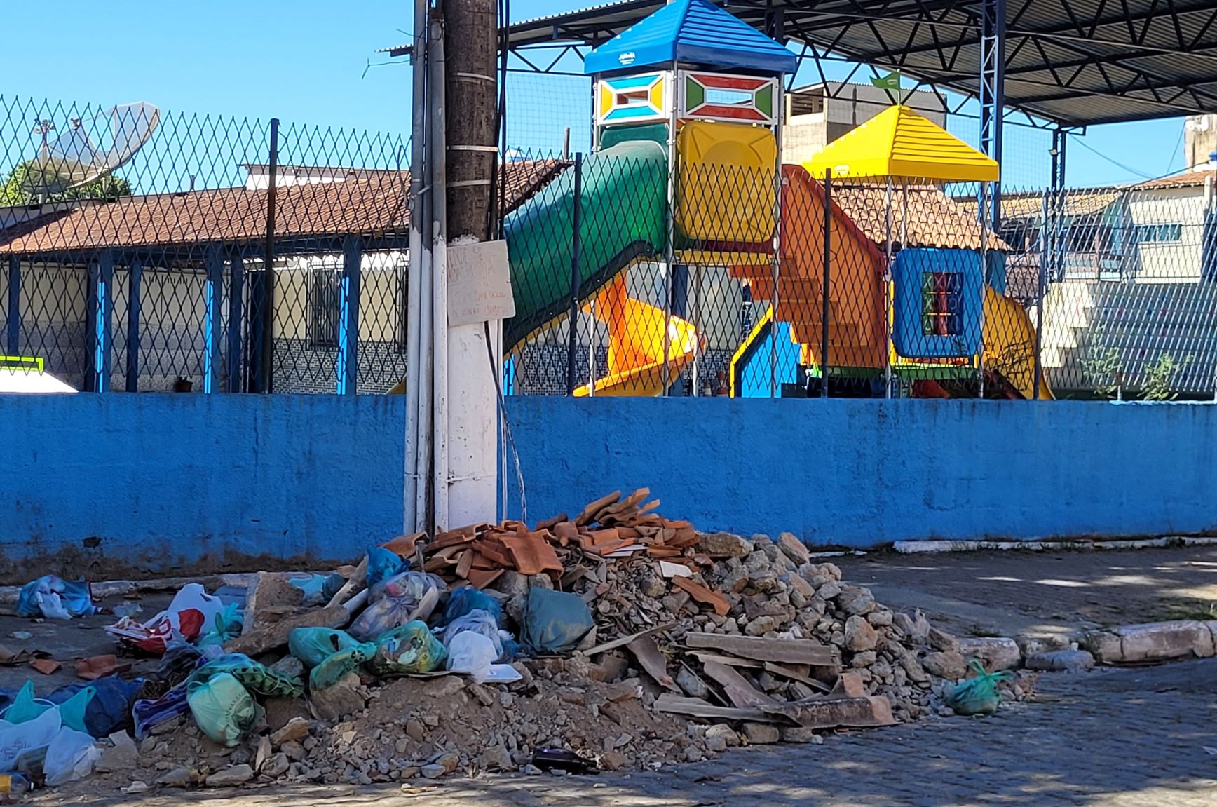 Lixo perto de instituição de ensino em Macaé (RJ): mais de 8 mil escolas sem coleta de esgoto no país Foto: Alice Arueira)