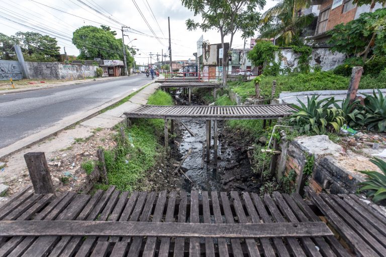 Valão de esgoto a céu aberto em rua de Belém: município sede da COP30 está entre os que tem menor cobertura de tratamento de esgoto do país (Foto: Fellipe Abreu / InfoAmazonia - 24/08/2023)