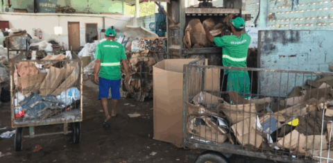 Os catadores em cooperativa de João Pessoa: queixas sobre as condições de trabalho e a falta de uma renda complementar oferecida pela Prefeitura (Foto: Márcia Dementshuk / Agência Eco Nordeste)