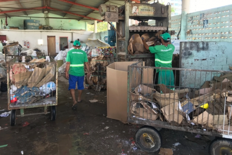 Os catadores em cooperativa de João Pessoa: queixas sobre as condições de trabalho e a falta de uma renda complementar oferecida pela Prefeitura (Foto: Márcia Dementshuk / Agência Eco Nordeste)