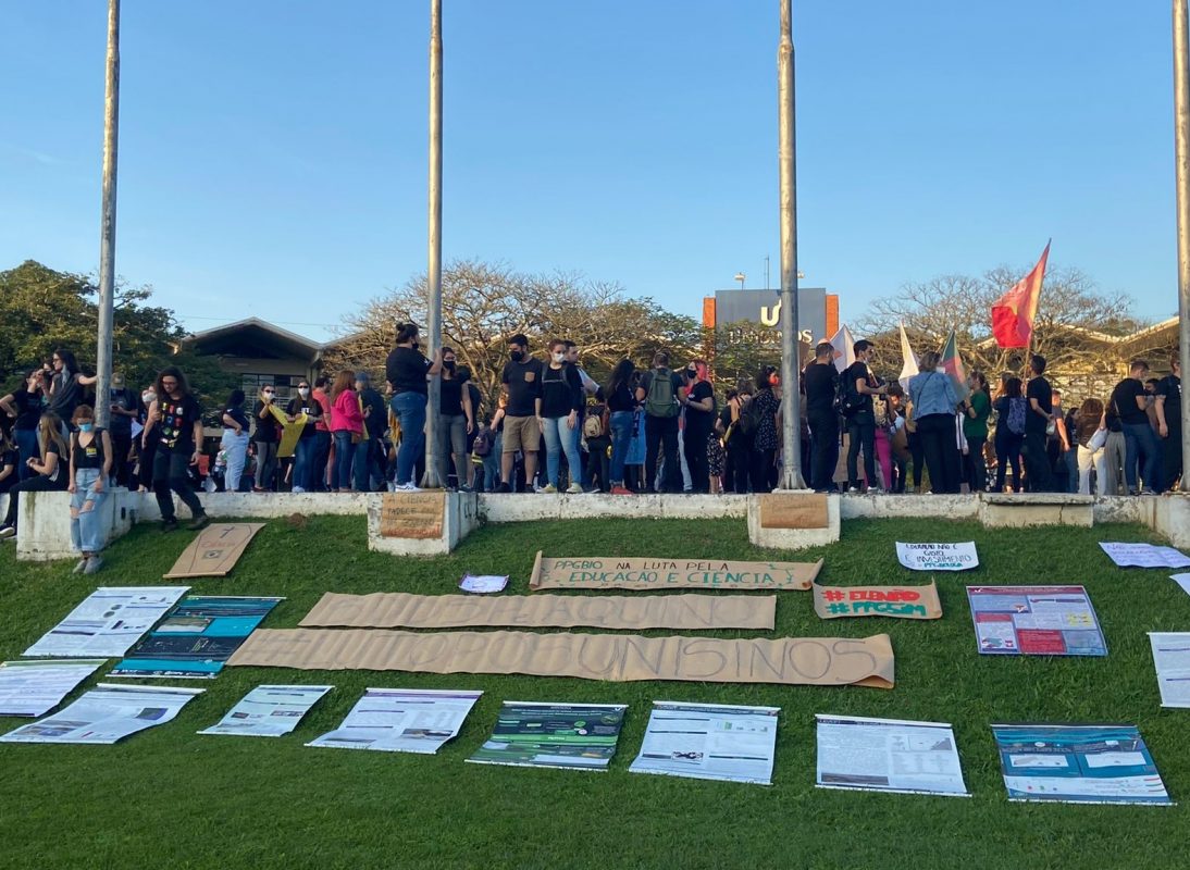Protesto na Unisinos após anúncio do fechamento dos cursos de pós-graduação: professores demitidos e pesquisas interrompidas (Foto: Vanessa Ruffatto)