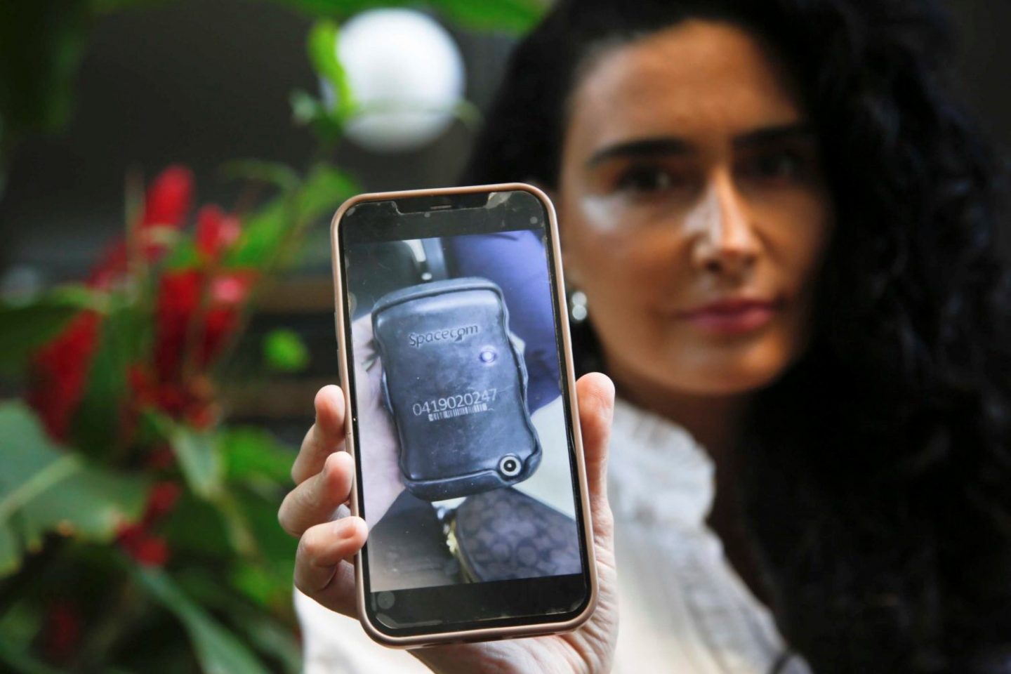 Cristiane Machado mostra foto de seu pager com botâo de pânico: sistema para alertar vítimas e polícia da aproximação de acusados de violência doméstica (Foto: Luís Alvarenga / Seap)