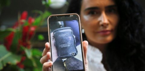 Cristiane Machado mostra foto de seu pager com botâo de pânico: sistema para alertar vítimas e polícia da aproximação de acusados de violência doméstica (Foto: Luís Alvarenga / Seap)