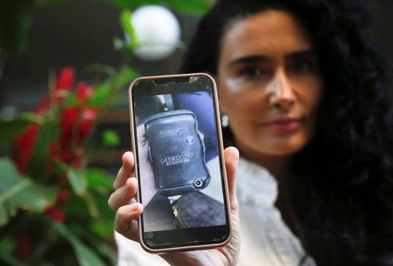 Cristiane Machado mostra foto de seu pager com botâo de pânico: sistema para alertar vítimas e polícia da aproximação de acusados de violência doméstica (Foto: Luís Alvarenga / Seap)