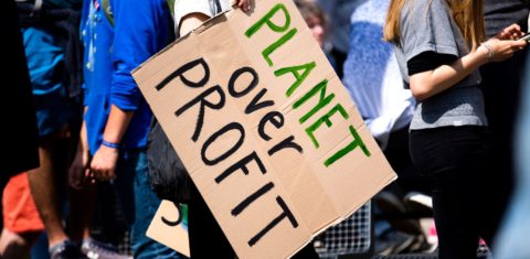 Ato na Europa exige que empresas coloquem o planeta acima do lucro: consumidores vão começar a boicotar marcas e produtos que não cumprirem seu papel no combate à crise climática (Foto: Markus Spiske / Unsplash)