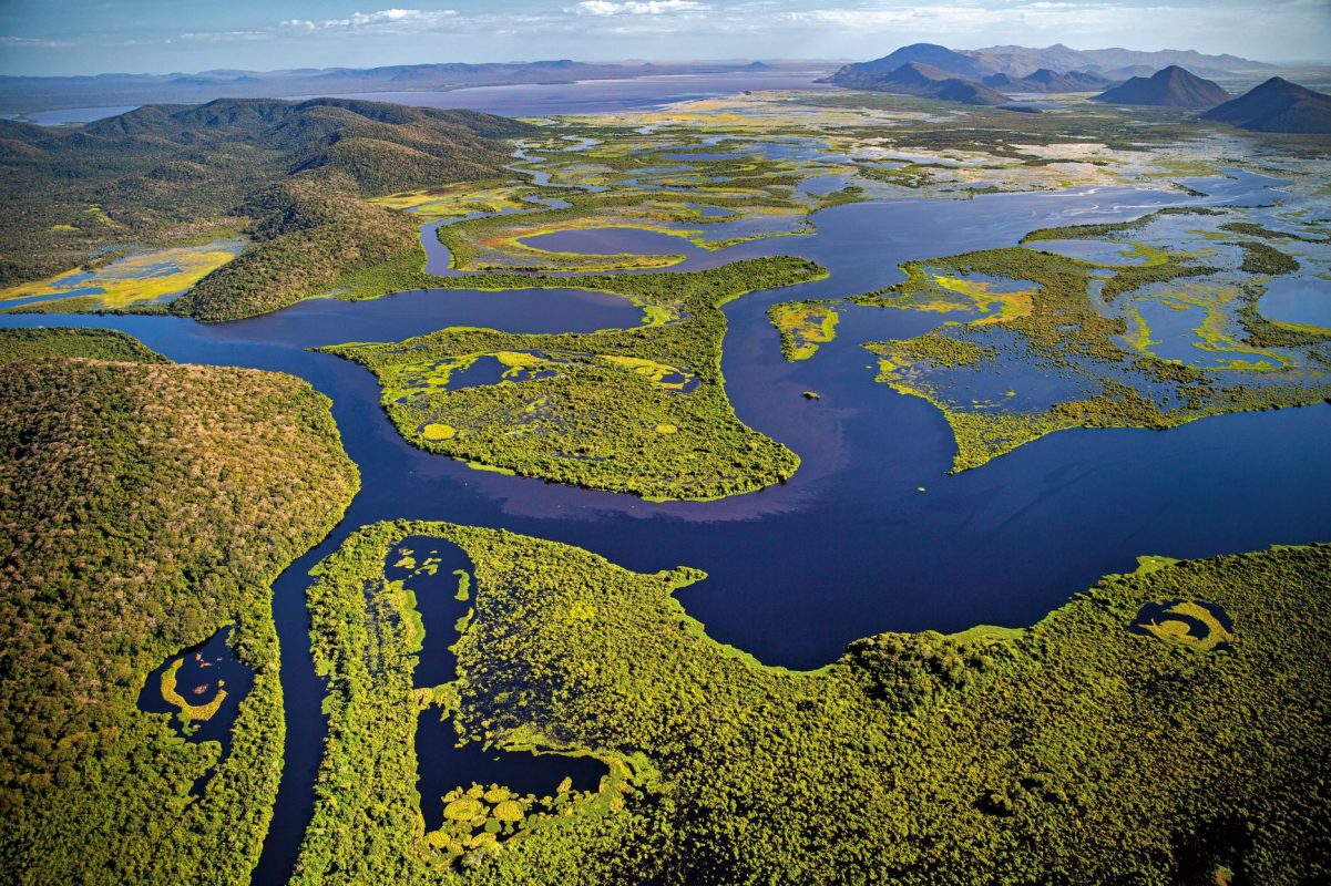 Labirinto de águas onde o Rio Cuiabá encontra-se com o Paraguai, no Pantanal: livro mostra origens de um bioma de múltiplas facetas (Foto: Mario Friedlander / Divulgação)