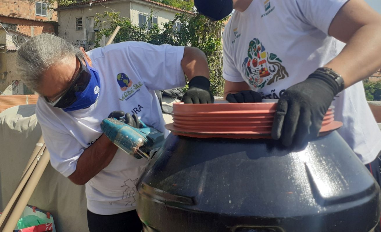 Josefa Santos, 69 anos, com o biodigestor na laje de sua casa: gás de cozinha a partir do lixo (Foto: AS-PTA / Divulgação)
