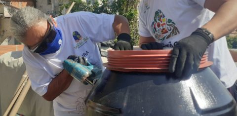 Josefa Santos, 69 anos, com o biodigestor na laje de sua casa: gás de cozinha a partir do lixo (Foto: AS-PTA / Divulgação)