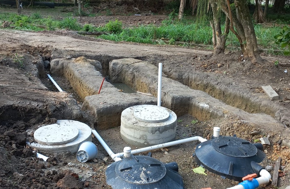 Biodigestor em construção na comunidade Colônia Juliano Moreira, na Zona Oeste do Rio: tratar o esgoto local, e gerar energia (Foto: Divulgação)