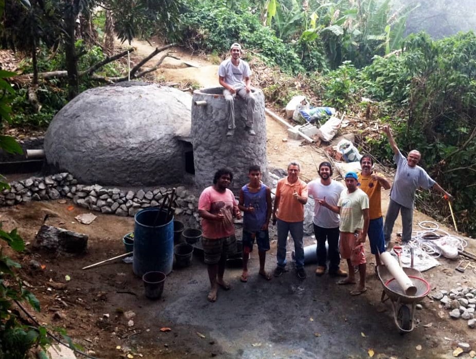 Moradores do Vale do Encantado no reservatório da comunidade: mutirão para ajudar na construção de um biodigestor para tratamento de esgoto (Foto: Arquivo Pessoal)