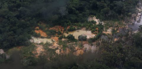 Garimpo ilegal no rio Mucajaí, Terra Indígena Yanomami: atividade garimpeira no país aumentou 65% durante o Governo Bolsonaro (Foto: Fernando Frazão / Agência Brasil - 09/02/2023)