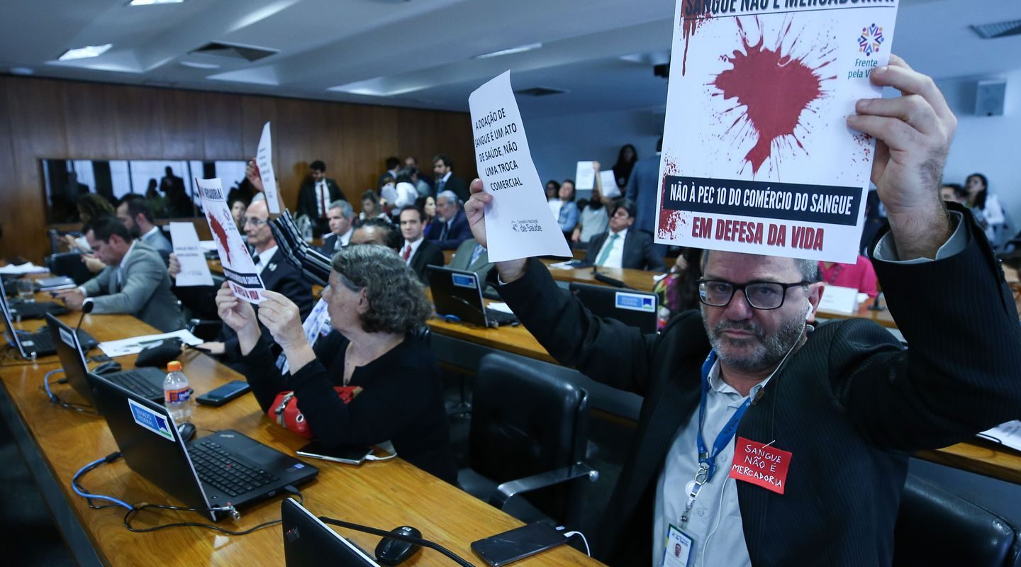 Protesto durante reunião da CCJ para discutir liberação do comércio de plasma: PEC pode prejudicar hemoterapia (Foto: Lula Marques/ Agência Brasil)