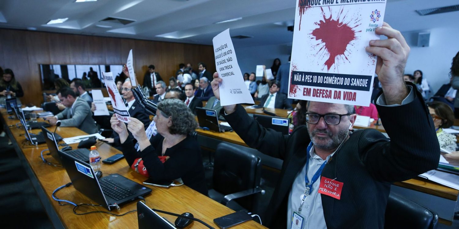 Protesto durante reunião da CCJ para discutir liberação do comércio de plasma: PEC pode prejudicar hemoterapia (Foto: Lula Marques/ Agência Brasil)